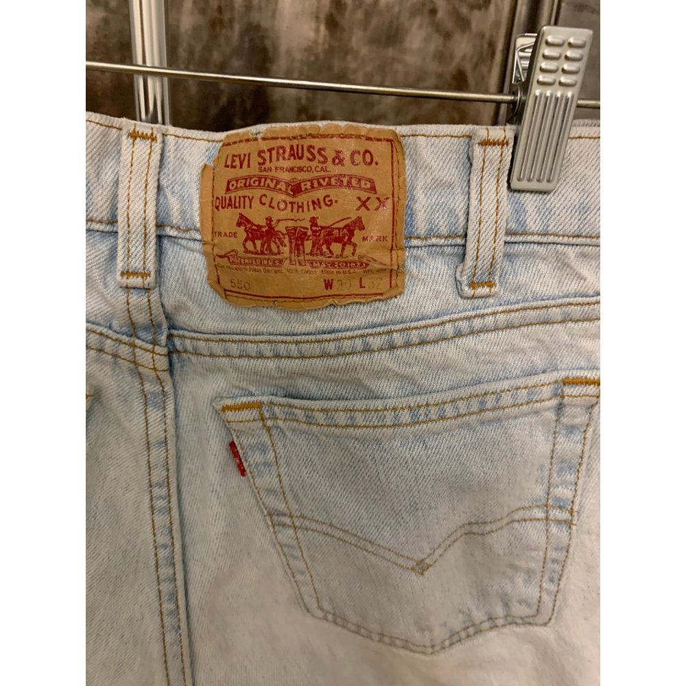 Vintage light wash Levis 550 cropped and patches design 90s Made in USA 30" - Picture 6 of 8